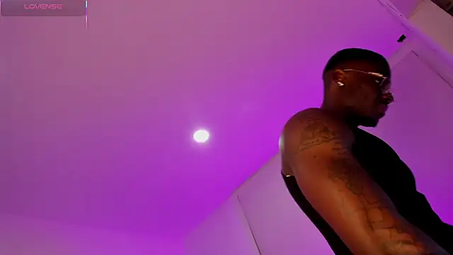 Snapshot of EthanTravis_ chatting on March 6, 2025, 12:32 am EthanTravis  online show from March 6, 2025, 12:32 am