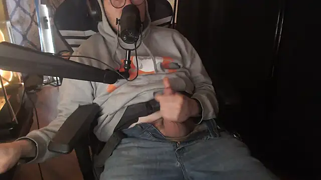 chicostick413 online show from April 7, 2026, 2:06 pm