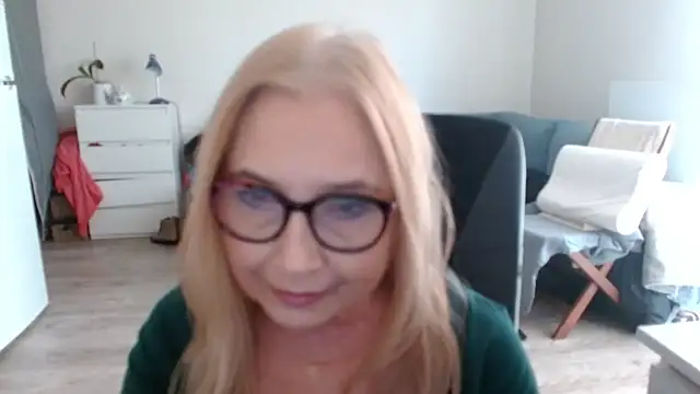 Snapshot of sofia_xkiss chatting on February 17, 2025, 10:51 am sofia xkiss online show from February 17, 2025, 10:51 am