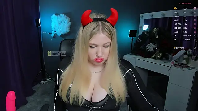 Snapshot of juli_kisss chatting on January 14, 2025, 10:34 pm juli kisss online show from January 14, 2025, 10:34 pm