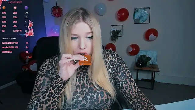 Snapshot of juli_kisss chatting on February 15, 2025, 9:38 am juli kisss online show from February 15, 2025, 9:38 am