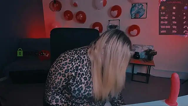 Snapshot of juli_kisss chatting on February 21, 2025, 12:39 pm juli kisss online show from February 21, 2025, 12:39 pm