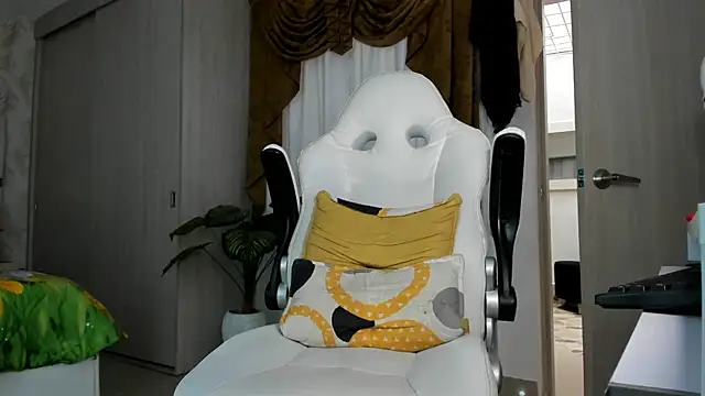 cherryfox88 online show from April 18, 2026, 8:42 pm