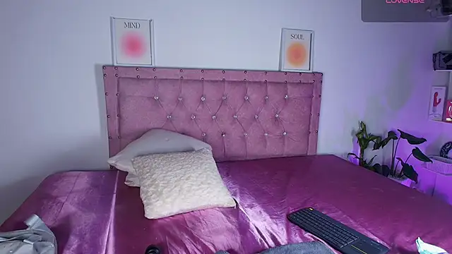 April Scarlett online show from November 5, 2025, 9:48 pm