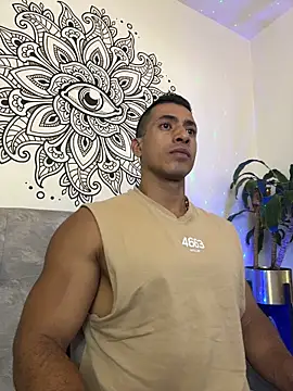 Snapshot of aaroncolombia chatting on November 17, 2025, 10:32 am aaroncolombia online show from November 17, 2025, 10:32 am