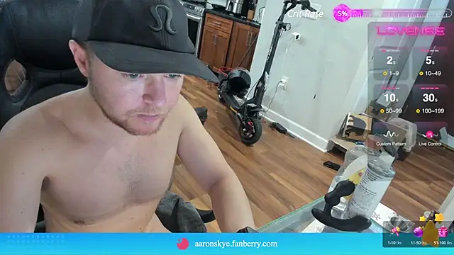 Snapshot of aaron_s_x chatting on December 21, 2024, 11:02 pm aaron s x online show from December 21, 2024, 11:02 pm