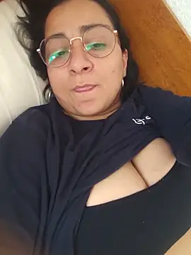paulinaDiaz1 online show from May 19, 2026, 1:06 pm