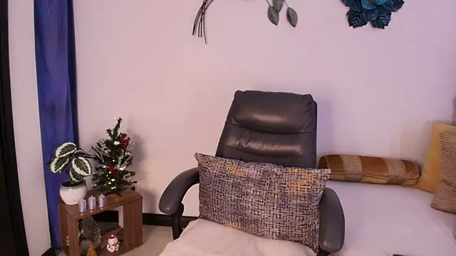 Saray M  online show from December 15, 2025, 5:17 pm