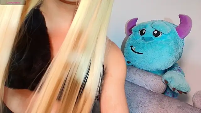 Kenia Fox online show from November 4, 2025, 6:29 pm