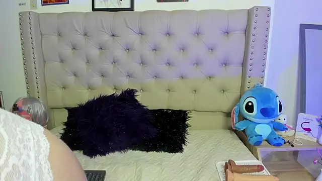 Snapshot of AngeleRoux chatting on February 8, 2025, 4:57 am AngeleRoux online show from February 8, 2025, 4:57 am