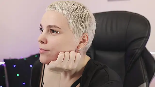 LikaBerry1 online show from December 18, 2024, 1:26 am