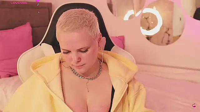 LikaBerry1 online show from February 25, 2026, 12:37 pm