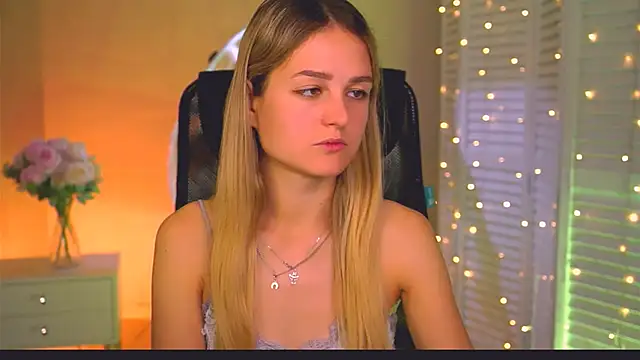 DeboraLarson online show from June 29, 2026, 2:40 am
