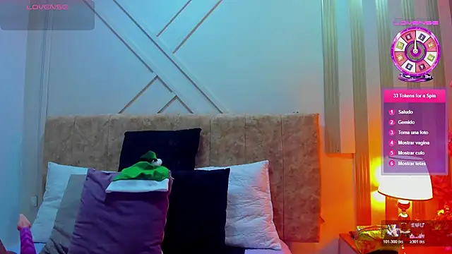 ashley  foxx  online show from December 18, 2025, 2:12 pm