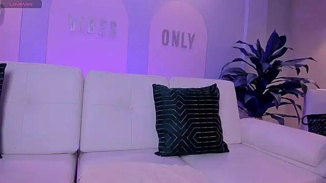 StacyWoods online show from April 7, 2026, 11:43 am