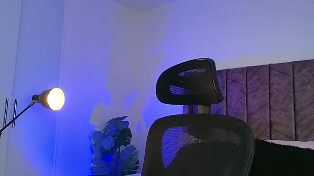 LiamGarcia1 online show from November 27, 2025, 1:13 pm