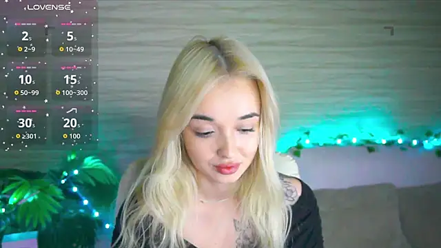 Snapshot of Ashley_S chatting on October 14, 2025, 10:10 pm Ashley S online show from October 14, 2025, 10:10 pm