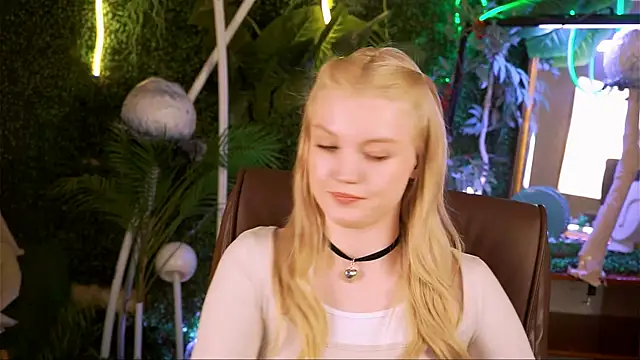 Snapshot of GraceGlamour chatting on March 17, 2025, 8:29 am GraceGlamour online show from March 17, 2025, 8:29 am