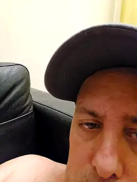 Snapshot of HeteroHotGuy1 chatting on December 6, 2024, 1:29 am HeteroHotGuy1 online show from December 6, 2024, 1:29 am