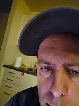 Snapshot of HeteroHotGuy1 chatting on January 14, 2025, 2:50 am HeteroHotGuy1 online show from January 14, 2025, 2:50 am