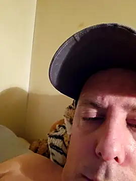 Snapshot of HeteroHotGuy1 chatting on March 9, 2025, 8:10 pm HeteroHotGuy1 online show from March 9, 2025, 8:10 pm