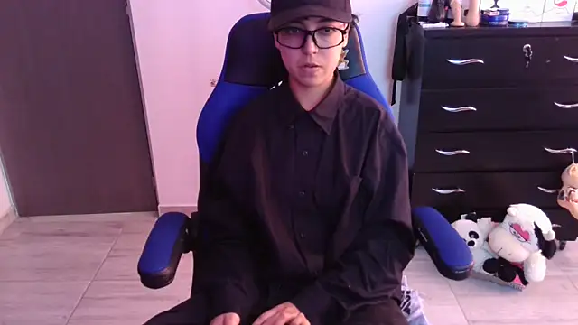 thomascooper7 online show from November 29, 2025, 6:33 pm