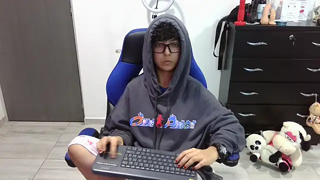 thomascooper7 online show from March 13, 2026, 2:07 am