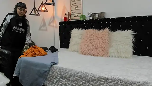 meow mota online show from February 5, 2025, 9:18 pm