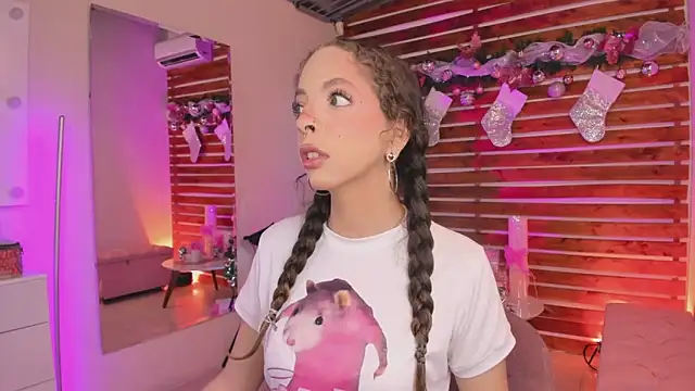 Sapphire Venuss online show from December 13, 2025, 11:54 pm