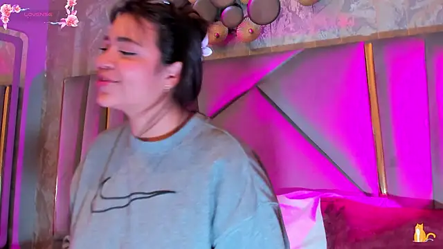 KimDevinne online show from February 11, 2026, 2:49 am