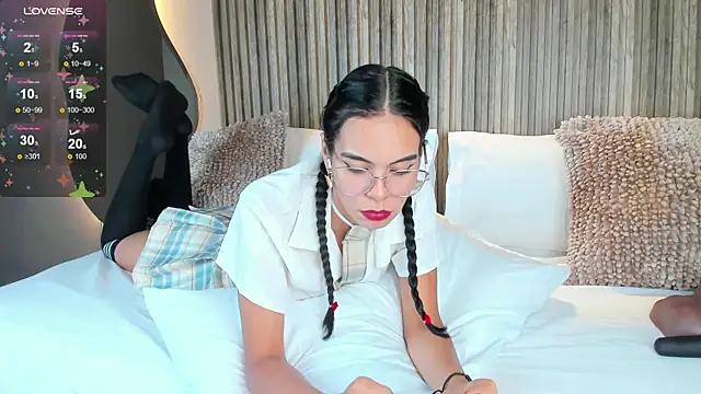 AnahinClar online show from November 12, 2025, 5:24 pm