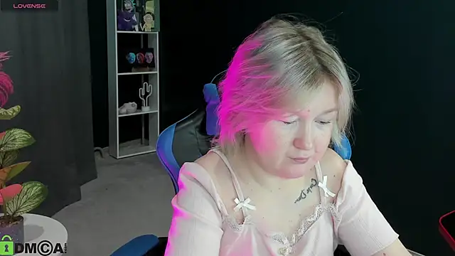 Snapshot of Sara_Robinson chatting on June 12, 2026, 3:05 am Sara Robinson online show from June 12, 2026, 3:05 am