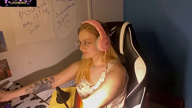 JacyWinslat online show from March 3, 2025, 7:28 pm