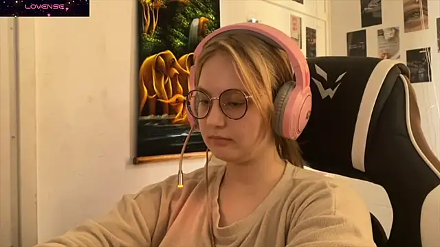 JacyWinslat online show from September 26, 2025, 12:53 pm