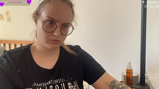 JacyWinslat online show from February 8, 2026, 9:13 am