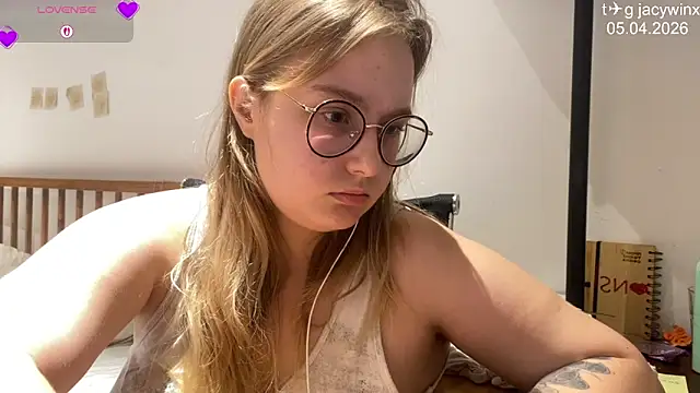 JacyWinslat online show from April 5, 2026, 4:04 pm