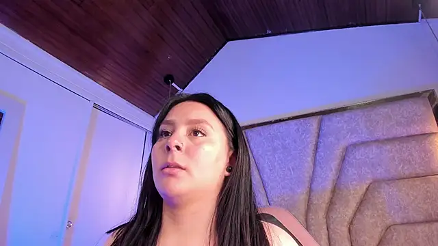 Snapshot of EmaJames25 chatting on November 14, 2025, 7:45 pm EmaJames25 online show from November 14, 2025, 7:45 pm