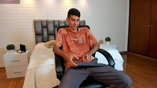 Aaron Scoot online show from April 13, 2026, 8:58 pm