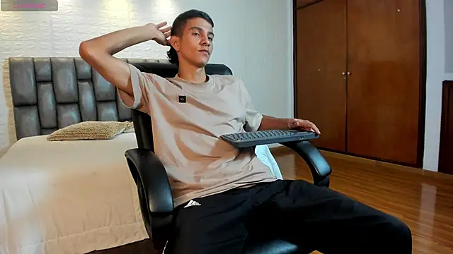 Aaron Scoot online show from April 14, 2026, 8:26 pm