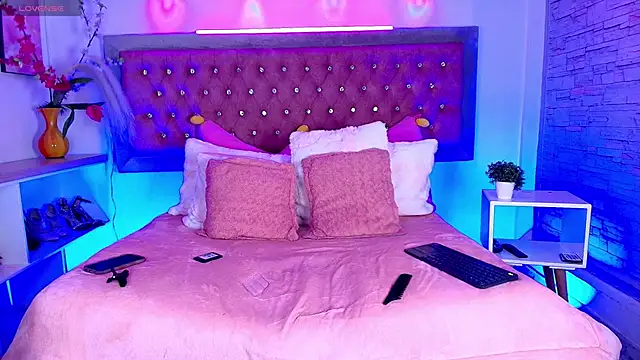 EmmaWilder online show from October 21, 2025, 9:48 pm