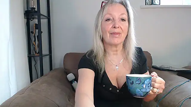 Ladystargazer1966 online show from December 2, 2024, 11:01 am