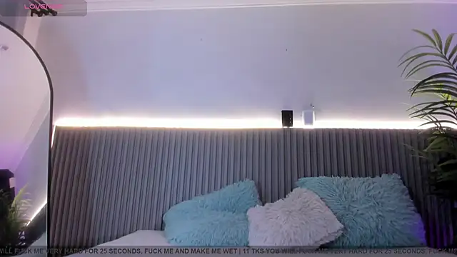 valentina lux online show from February 25, 2026, 7:23 pm