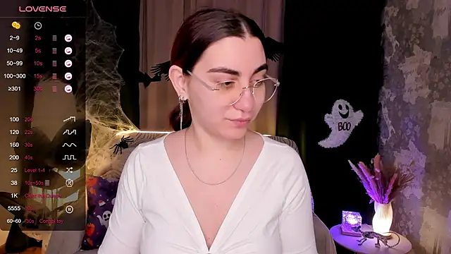 hannacheekss  online show from November 3, 2025, 2:02 am