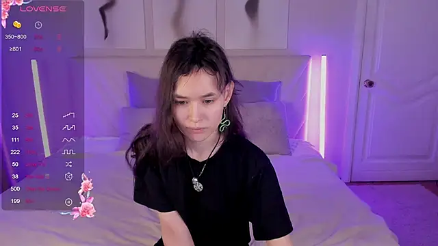 Emily Strikeee online show from November 28, 2025, 10:18 am