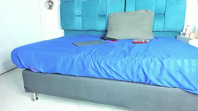 mia  fernandez online show from February 28, 2026, 12:06 pm