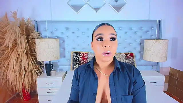 Snapshot of EileenBenzon chatting on October 24, 2025, 3:47 am EileenBenzon online show from October 24, 2025, 3:47 am