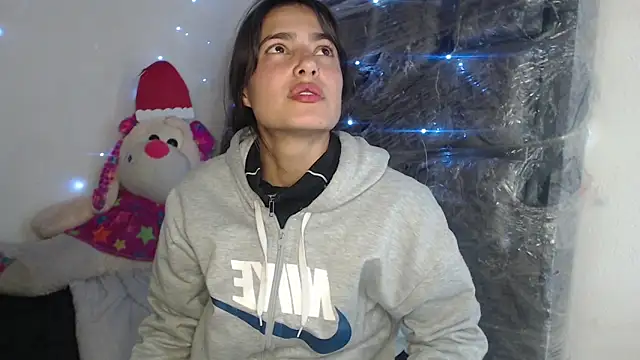 skinny sweet2411 online show from December 21, 2025, 11:45 pm