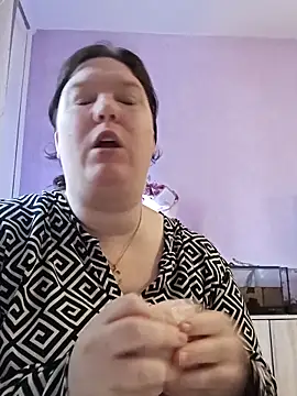Snapshot of CurvyMilf1992 chatting on October 16, 2025, 7:31 am CurvyMilf1992 online show from October 16, 2025, 7:31 am