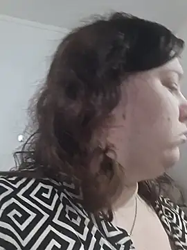 Snapshot of CurvyMilf1992 chatting on October 17, 2025, 6:27 am CurvyMilf1992 online show from October 17, 2025, 6:27 am