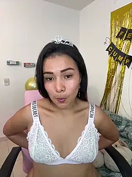 Snapshot of Rousse_blue chatting on February 6, 2025, 6:18 am Rousse blue online show from February 6, 2025, 6:18 am